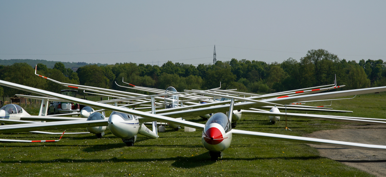 Segelflugzeuge startbereit in den Garbenheimer Wiesen